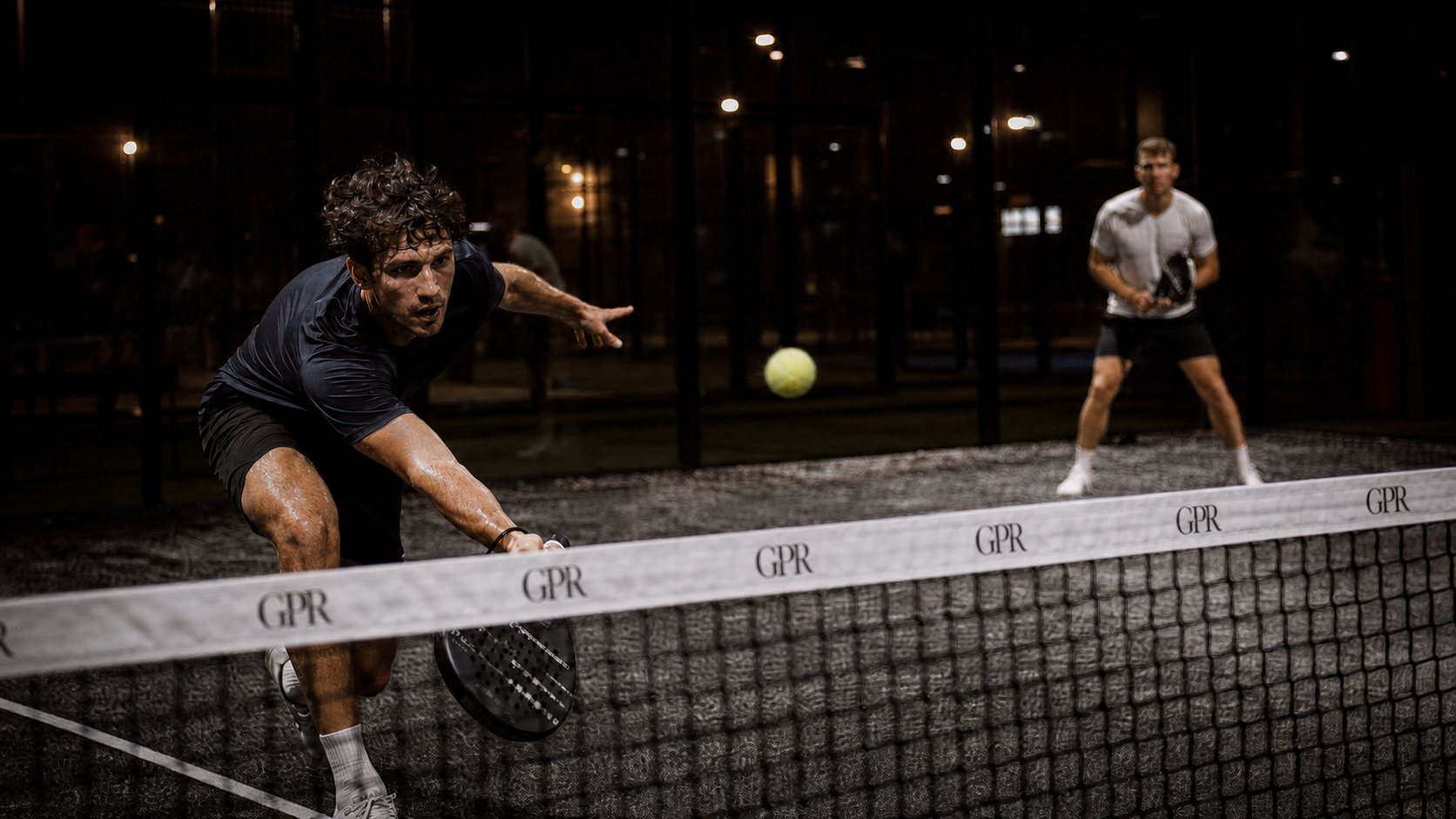 Joueurs de padel sur un court éclairé